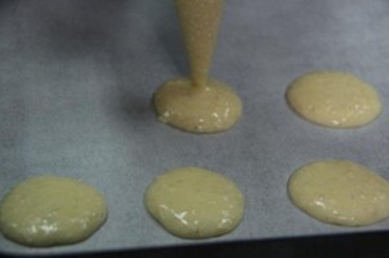 芝麻薄饼的做法，怎样制作芝麻薄饼，教你学做芝麻薄饼丨烘焙培训