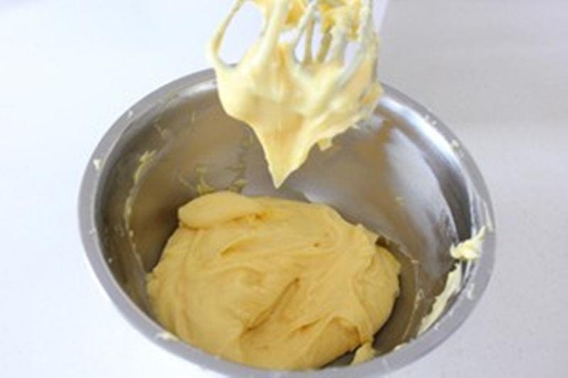 怎样做酥皮奶油泡芙，酥皮奶油泡芙的做法，制作酥皮奶油泡芙丨烘焙培训