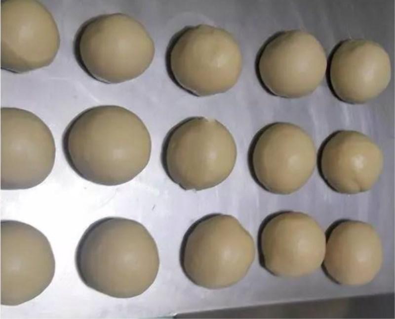 牛角面包的做法，怎么做牛角面包，牛角面包的制作过程丨西点培训